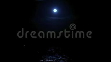 满月的光在海水中反射，满月在大海中反射