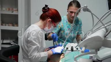 牙医和<strong>护士</strong>修理<strong>病人</strong>的牙齿。 用子钻牙，去除蛀牙