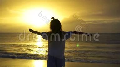 可爱的快乐小<strong>女孩</strong>在白色海滩日落。 美丽的夕阳下海岸小<strong>女孩</strong>的<strong>剪影</strong>