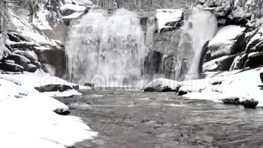 冬季瀑布。 小池塘和白雪皑皑的巨石，瀑布<strong>层层</strong>叠叠。 山河的水晶冻水和声音。