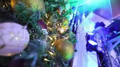 圣诞<strong>树上</strong>有玩具，圣诞<strong>树上</strong>有灯，圣诞<strong>树上</strong>有花环，闪烁着灯光