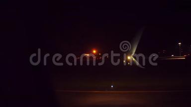 起飞飞机飞行概念。 飞机晚上在机场跑道起飞。 <strong>窗外的景色</strong>