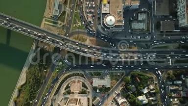 <strong>高速</strong>公路空中无人机飞行视野繁忙的城市高峰时间，交通拥堵的<strong>高速</strong>公路。