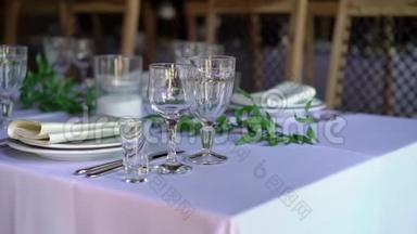 宴会装饰的桌子，有餐具。 宴会厅的婚礼装饰.. 提供节日餐桌、餐盘、餐巾纸