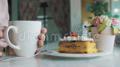 经典的法式甜点millefeuille<strong>放在木板上</strong>。 拿破仑蛋糕<strong>放在</strong>托盘或桌子<strong>上</strong>，<strong>上</strong>面有薄荷和一杯咖啡和鲜花