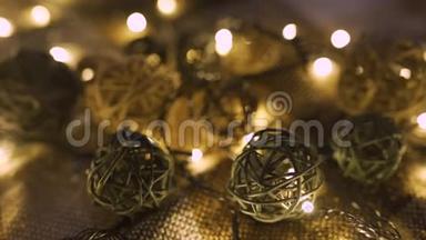 特写圣诞花环和手工球在一个有金色<strong>灯</strong>光的游戏。 圣诞节的概念。 <strong>家居</strong>装饰
