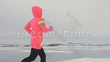 女人在冬天在冰上跑步是在<strong>体育比赛</strong>中行走。 女孩在冬天在冰上训练。 运动北欧力量
