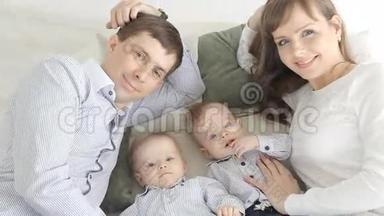 家庭幸福画像。 有双胞胎宝宝的父母。