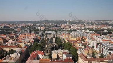在阳光明媚的一天从维特科夫纪念碑顶部看到布拉格的风景