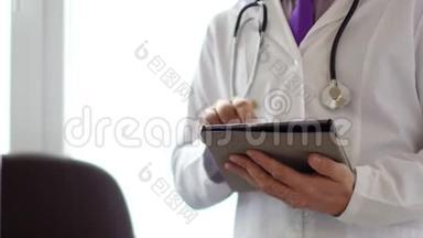 医生使用现代触摸屏数码平板电脑