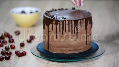 烘焙和装饰巧克力蛋糕。 巧克力蛋糕装饰