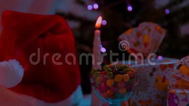 带<strong>有礼</strong>物和蜡烛镜头的圣诞装饰