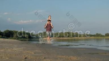 <strong>爸爸和女儿</strong>一起玩耍的特写镜头。 一位年轻的父亲正在海边给他的<strong>女儿</strong>纺纱