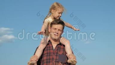 <strong>爸爸和女儿</strong>一起玩耍的特写镜头。 一位年轻的父亲正在海边给他的<strong>女儿</strong>纺纱