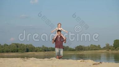 爸爸和女儿一起玩耍的特写镜头。 一位年轻的父亲正在海边给他的女儿纺纱