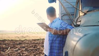聪明的农业<strong>司机</strong>。 男子农民<strong>司机</strong>站在卡车附近的数字平板生活方式。 慢速视频