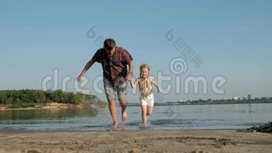 爸爸和女儿一起<strong>玩耍</strong>的特写镜头。 一位年轻的父亲正在<strong>海边</strong>给他的女儿纺纱