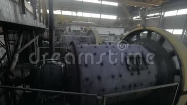 铜加工工业内部的球磨机。