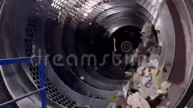 垃圾分类机在垃圾回收厂工作。