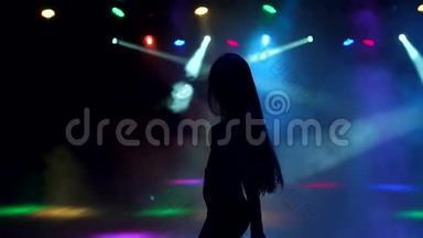 夜总会里跳舞女孩的剪影。