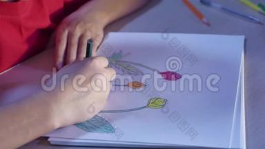 小女孩在桌子上画画。 女学生少年用铅笔在室内画画