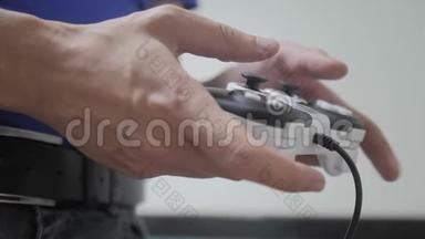在电视上玩gamepad的人手上有<strong>视频</strong>控制台。 手握新的操纵杆在电视上播放<strong>视频生活</strong>方式控制台。 玩游戏