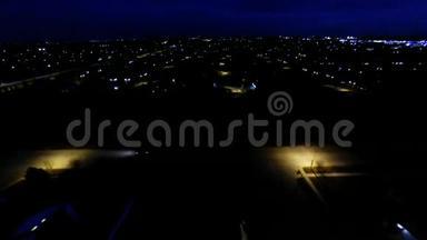 从空中俯瞰房屋灯光、街道和建筑物的夜景
