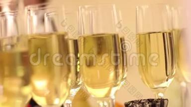 酒杯中的香槟，餐厅，餐厅内部，自助餐桌，特写