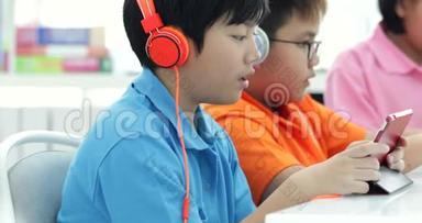 亚洲孩子一起玩平板电脑
