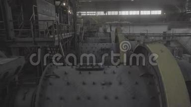 铜加工工业内部的球磨机。