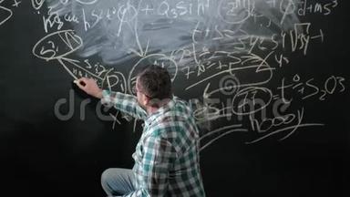 一位杰出的成熟数学家带来了一块大板，完成了一篇复杂的数学公式方程