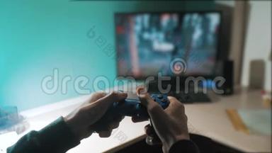 男孩正在玩控制器操纵杆Gamepad控制台电脑。 在电视上玩<strong>电子游戏</strong>机。 手握新手