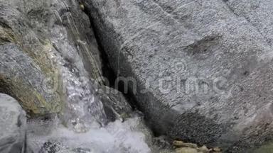 水在山河中的慢动作视频..