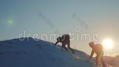团队合作商务旅行理念.. 两个徒步旅行者登山者爬到山顶。 <strong>克服困难</strong>