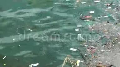 垃圾和漂浮在水面上的垃圾.. 漂浮在海洋上的肮脏塑料垃圾造成的水污染