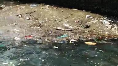 垃圾和<strong>漂浮</strong>在水面上的垃圾.. <strong>漂浮</strong>在海洋上的肮脏塑料垃圾造成的水污染
