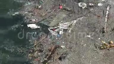 垃圾和漂浮在水面上的垃圾.. 漂浮在海洋上的肮脏塑料垃圾造成的水污染