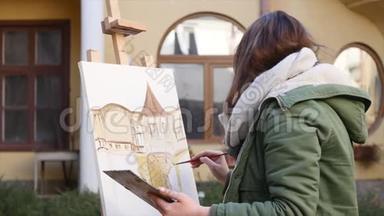 年轻的艺术家在城里画画。 艺术家们在街上画画。 学生画旧欧洲的建筑