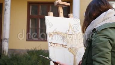 年轻的艺术家在城里<strong>画画</strong>。 艺术家们在街上<strong>画画</strong>。 学生画旧欧洲的建筑