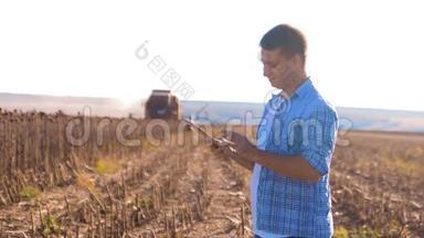 农<strong>民工</strong>作聪明的农业人阅读或分析收获向日葵在农业领域的平板电脑上的报告