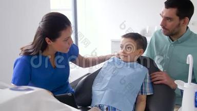 女牙医带着小孩在牙科诊所
