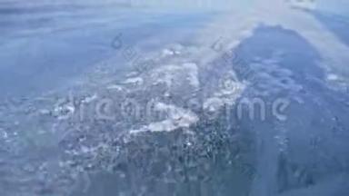 雪在冰面上飞舞. 雪花在贝加尔湖的冰上飞翔。 冰非常美丽，有独特之处