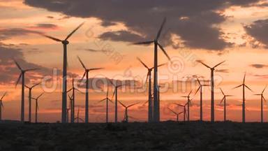 日落时加利福尼亚沙漠的风力发电机