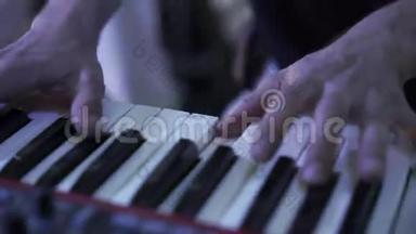 人弹钢琴键盘.