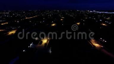 带路灯和屋顶的住宅区郊区的空中夜景