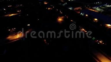 带路灯和屋顶的住宅区郊区的空中夜景