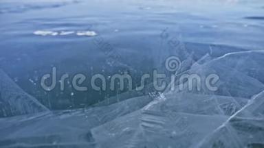 雪在冰面上飞舞. 雪花在贝加尔湖的冰上飞翔。 冰非常美丽，有独特之处