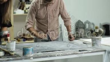 大师在艺术工作室用油漆和腻子处理木材，达<strong>到老</strong>化效果