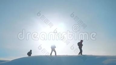 团队合作。 【参考译文】登山游客登山运动生活方式山顶岩石山顶团体团体团体阳光剪影雪脚