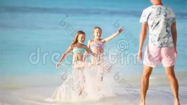 爸爸和<strong>孩子</strong>们享受海滩<strong>暑假</strong>